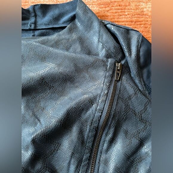 Anthropologie Blank NYC Faux Leather Navy Animal Print Jacket Size XS - Picture 5 of 12